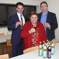 die drei Bürgermeister der Gemeinde Pommelsbrunn, (v.li.) Jörg Fritsch, Gabi Bleisteiner und Thorsten Brunner mit Apfelschorlen-Gläsern
