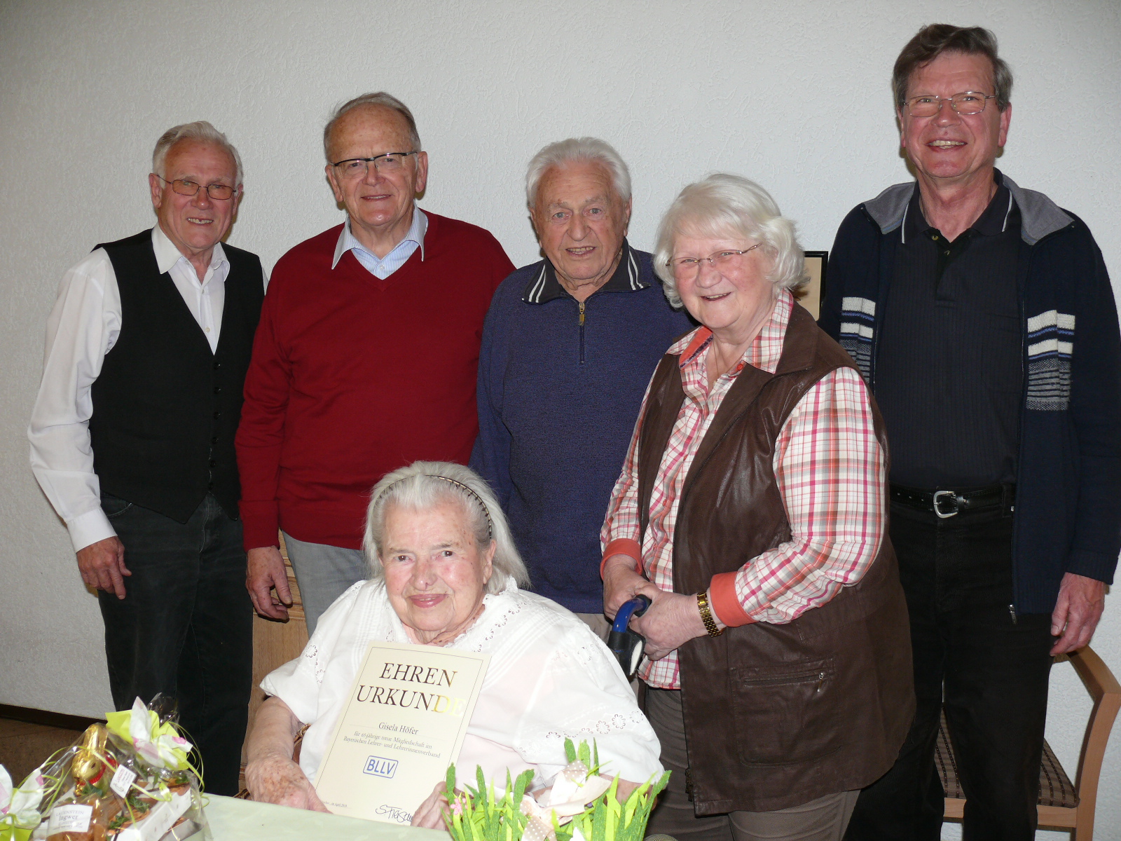 vorne sitzend Gisela Höfer, dahinter (v.li.) Werner Oberleiter, Klaus Gatterer, Paul Wittmann, Hilde Heinrich und Karl-Heinz Bernd