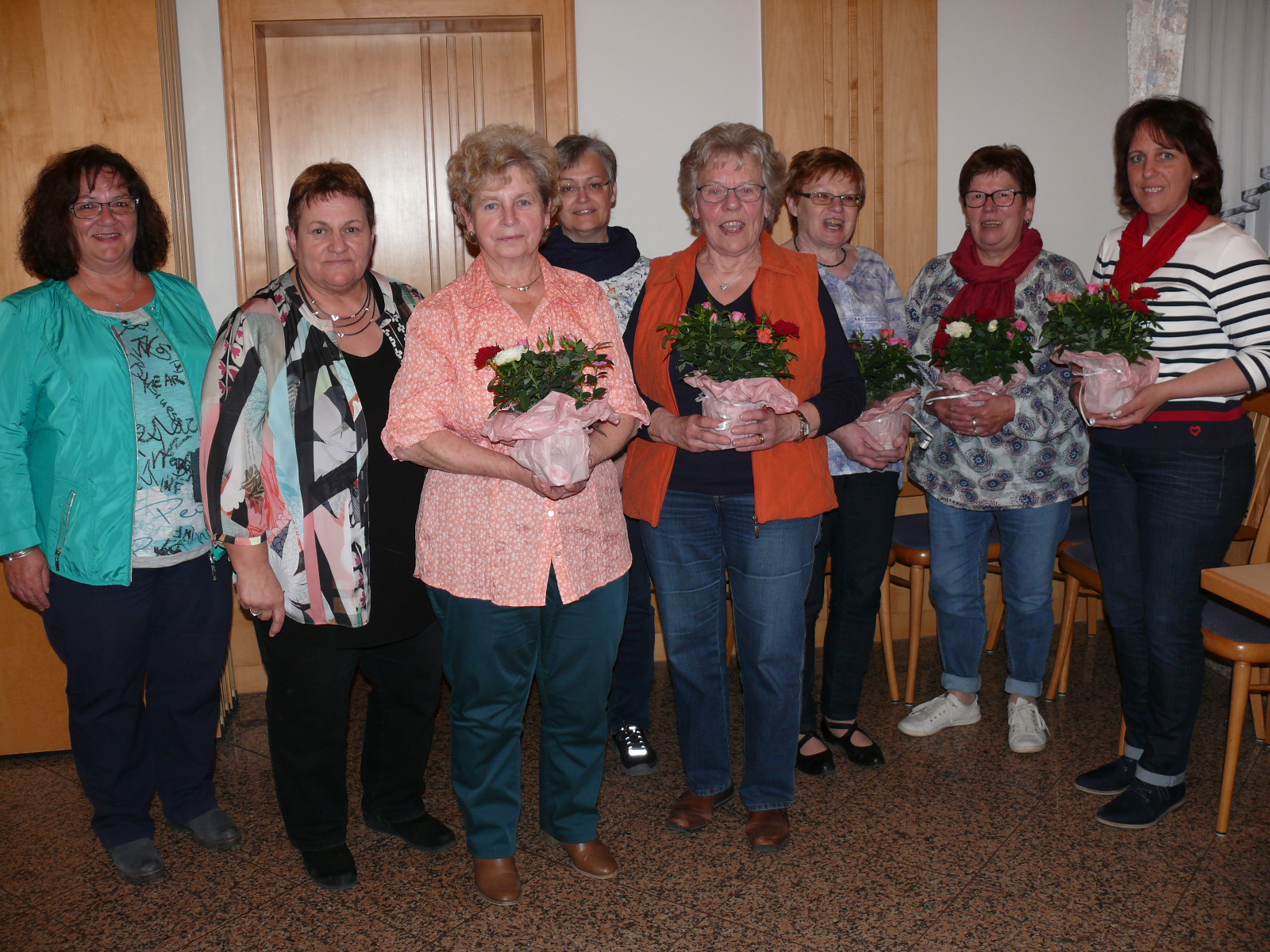 Sechs der sieben Gewinnerinnen des Super-1-Preises mit (v.li.) Eva Scholz, Gabi Bleisteiner und Gudrun Schönhöfer (hinten)